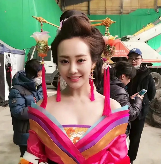 直角肩造型违和感_美人肩长什么样_古装剧溜肩美