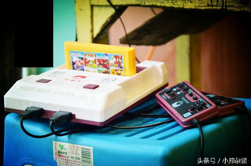 小霸王游戏机 魂斗罗 80后童年回忆_黑色手柄的小霸王