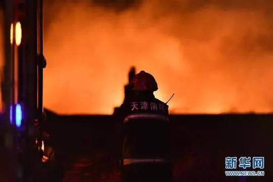 天津仓储物流公司火灾现场_天津滨海新区润滑油仓库火灾_润滑油是易燃品吗