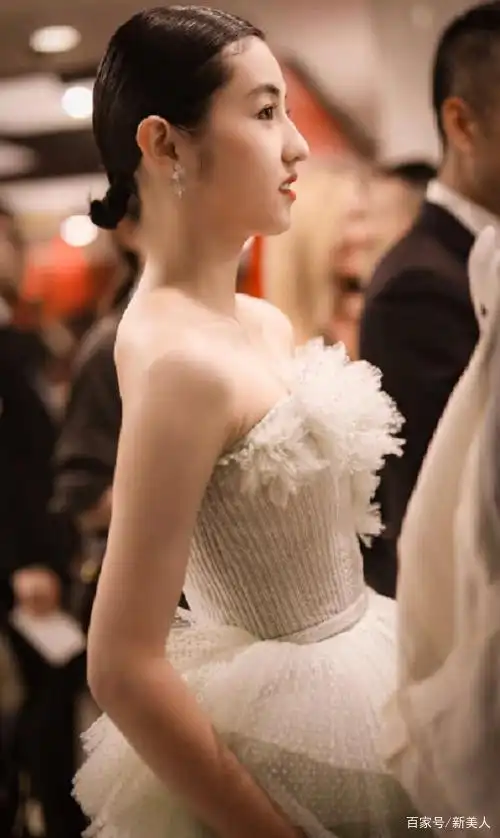 美人肩形态图解_直角肩仪态训练_练出直角肩方法